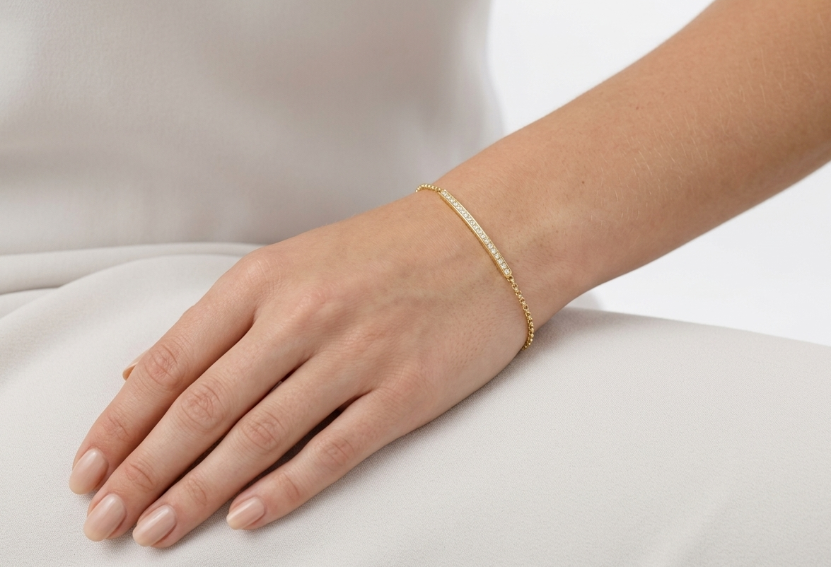 Elegant gold bracelet with cubic zirconia